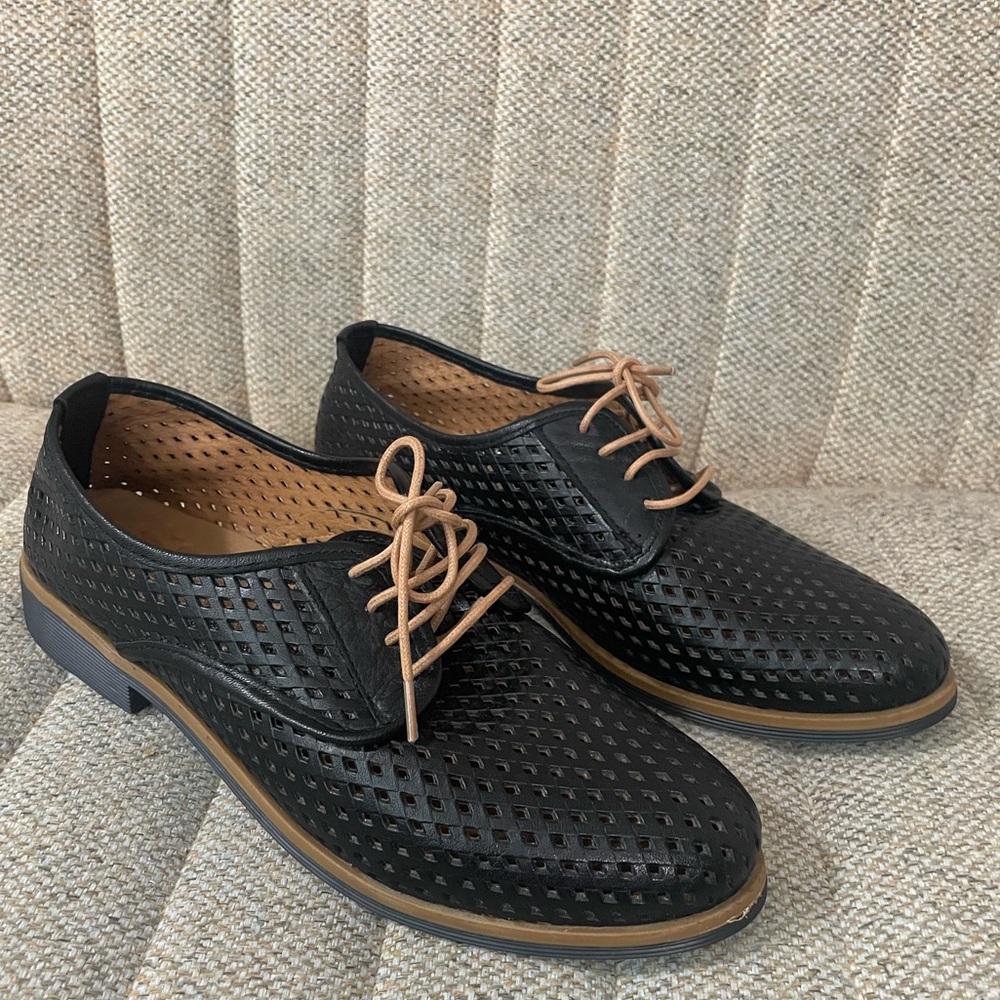 DNA FOOTWEAR diamond perforated black leather women's oxfords, sz 40 (US 9)